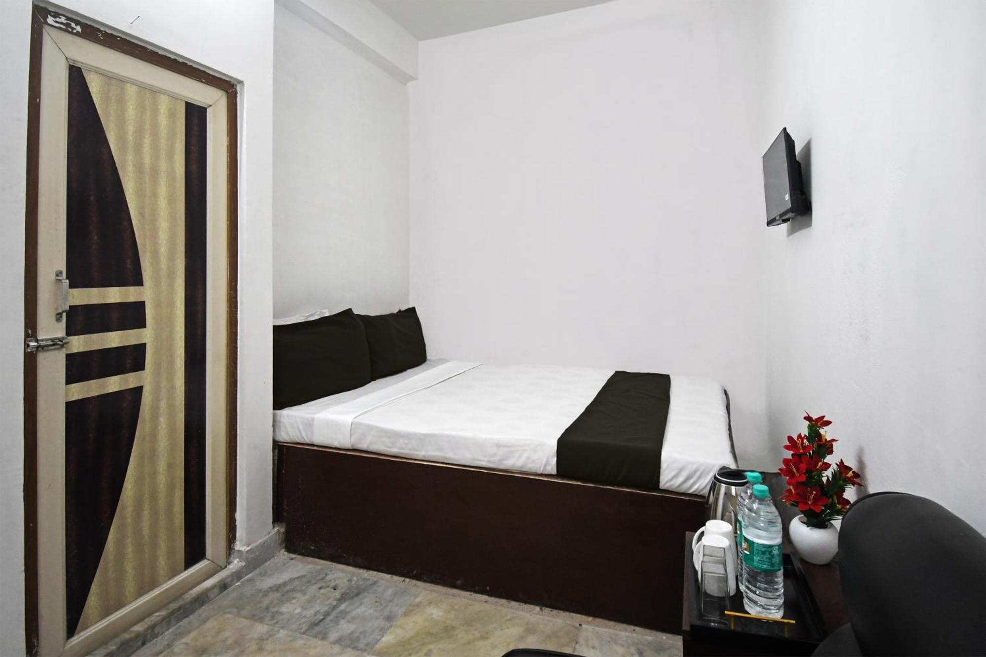 Oyo Hotel Chinar Park Колката Екстериор снимка