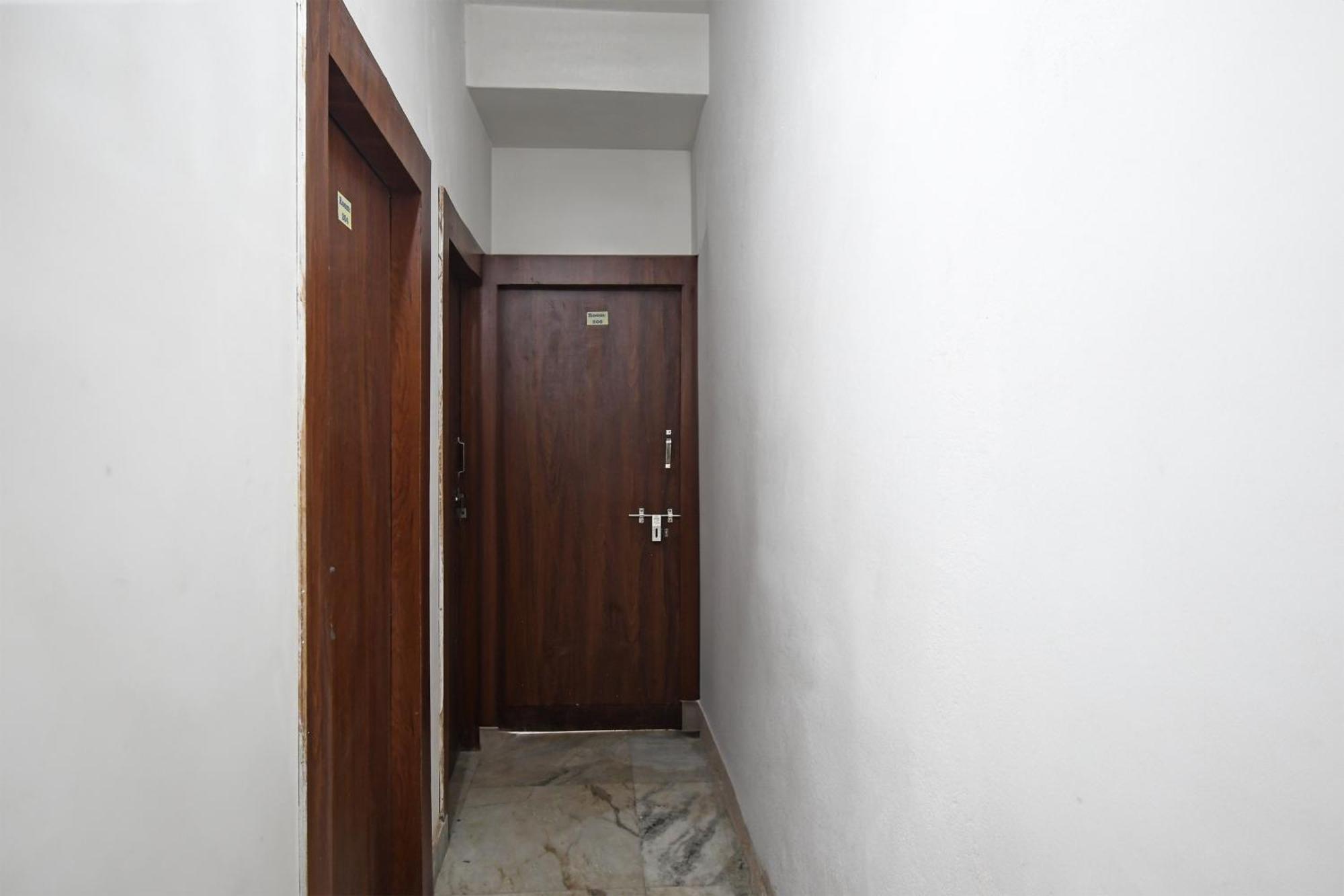 Oyo Hotel Chinar Park Колката Екстериор снимка
