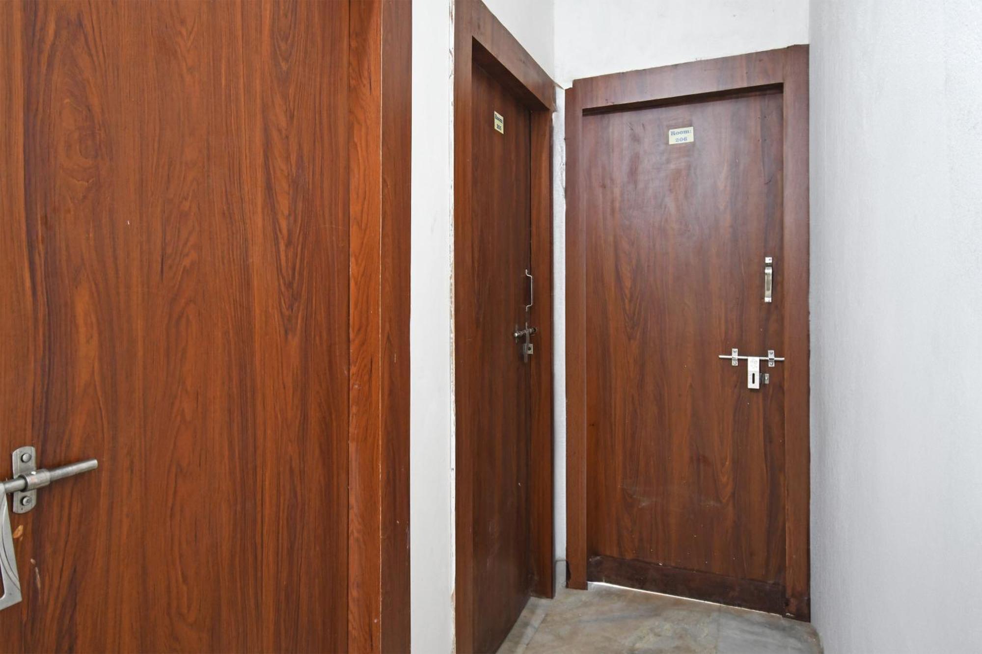 Oyo Hotel Chinar Park Колката Екстериор снимка