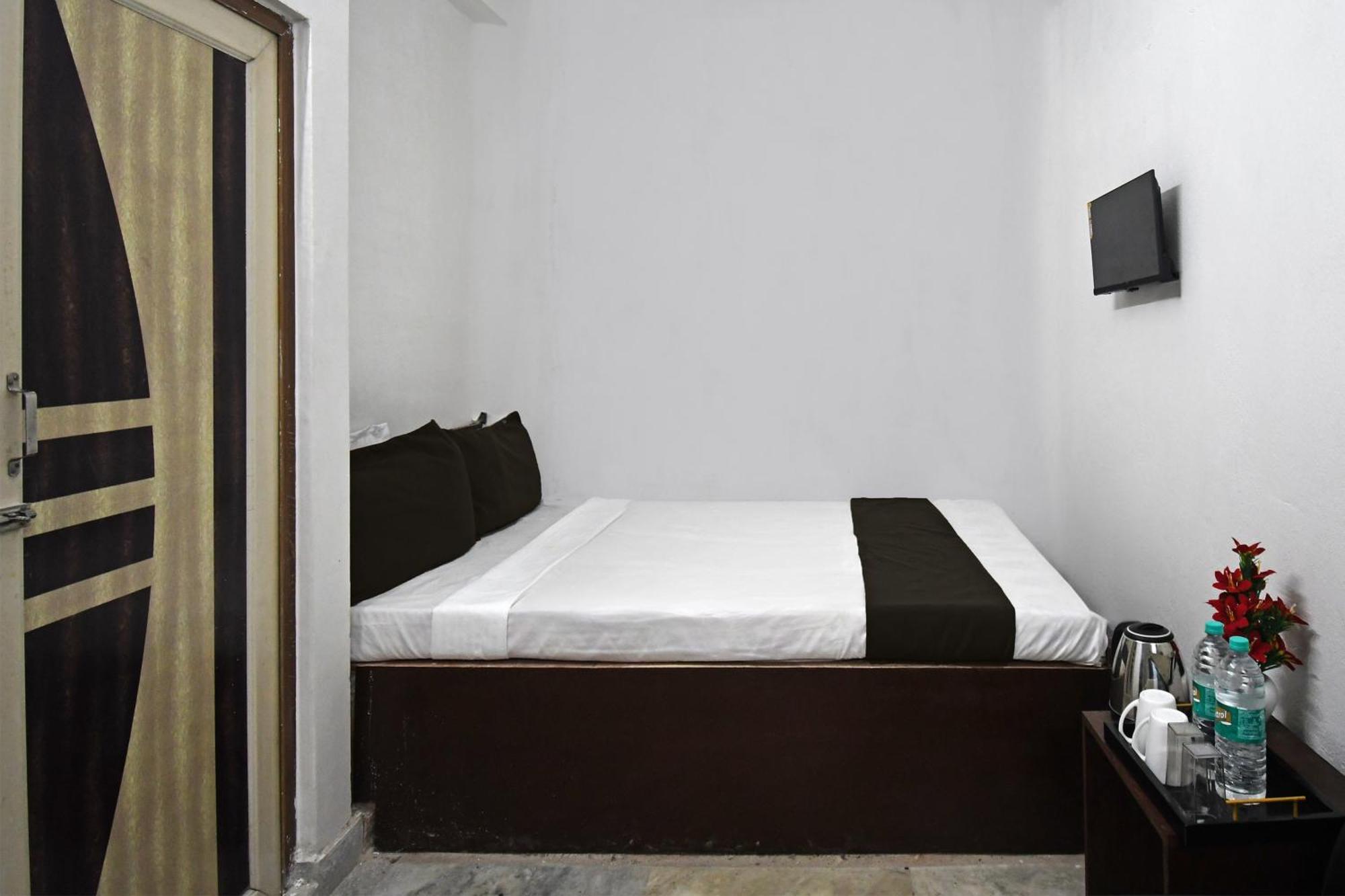 Oyo Hotel Chinar Park Колката Екстериор снимка