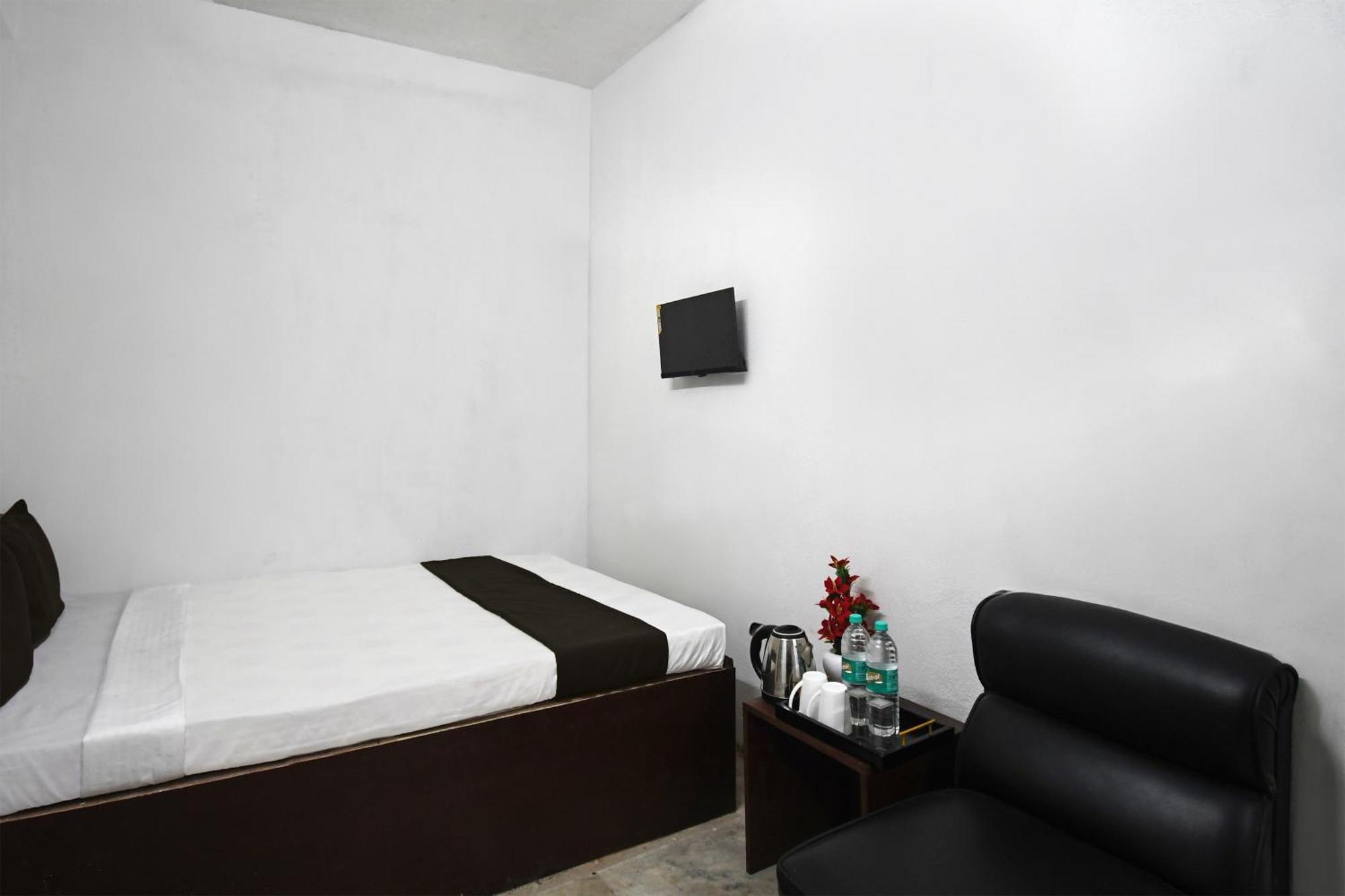 Oyo Hotel Chinar Park Колката Екстериор снимка