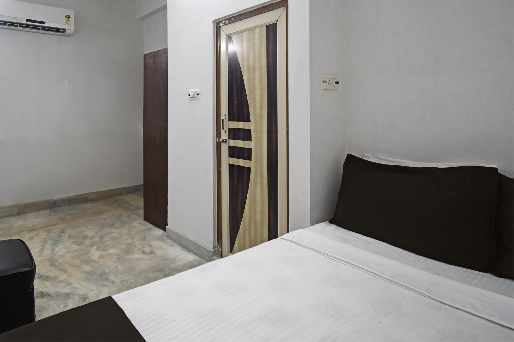 Oyo Hotel Chinar Park Колката Екстериор снимка